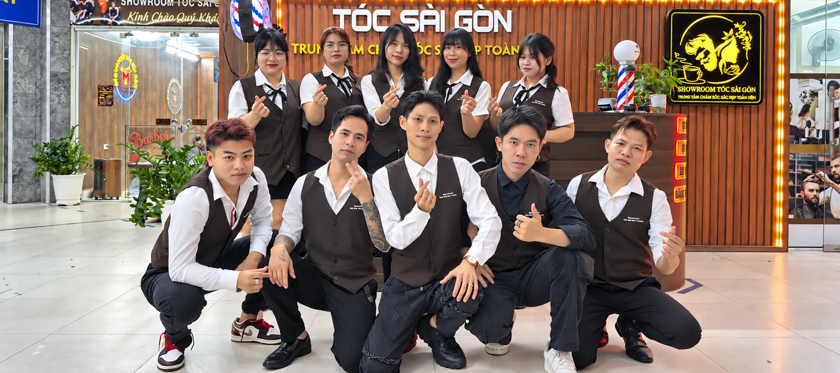 Đội ngũ TÓC SÀI GÒN chụp chung trước quầy lễ tân
