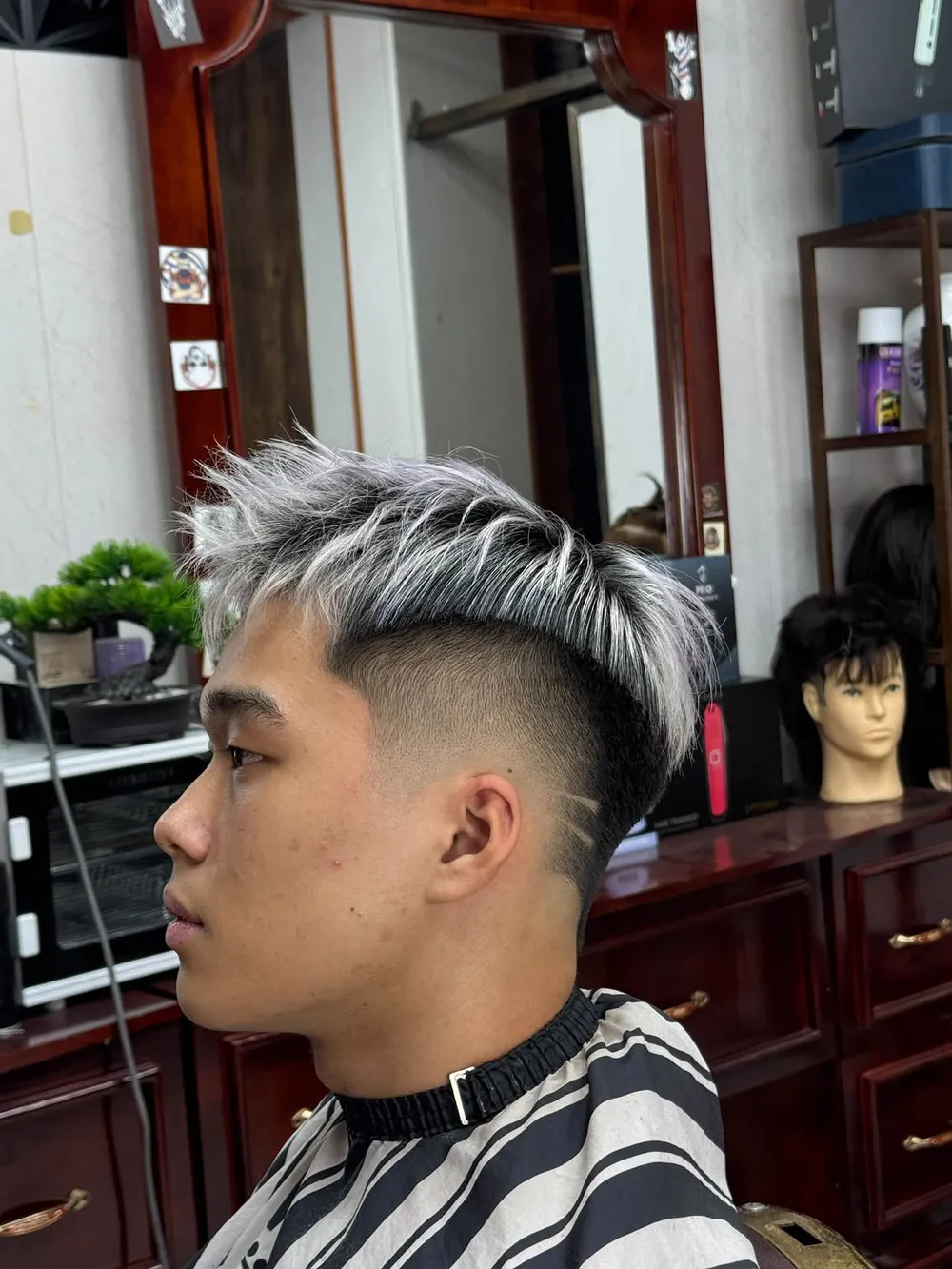 Kiểu tóc buzz fade nhìn nghiêng, tóc trên màu bạc