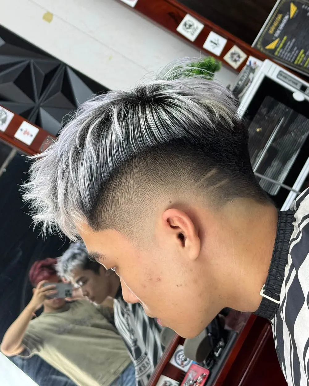 Kiểu tóc buzz fade nhìn từ phía trên, tóc trên màu bạc