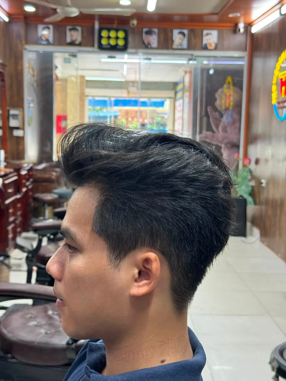Kiểu tóc classic nhìn nghiêng, phần tóc trên vuốt lên