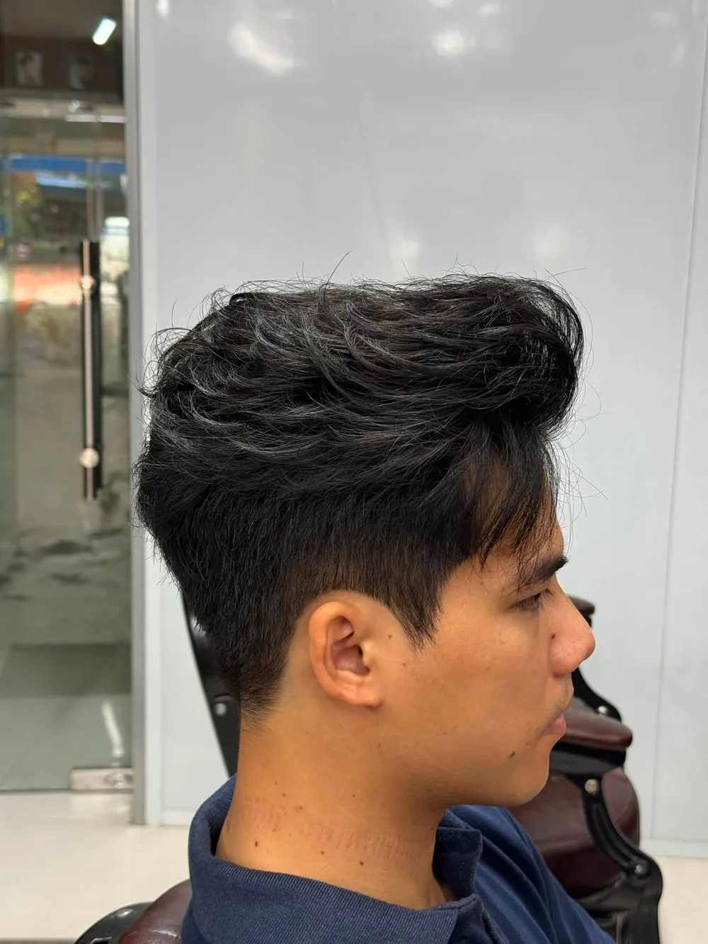 Kiểu tóc classic nhìn nghiêng tại ghế cắt
