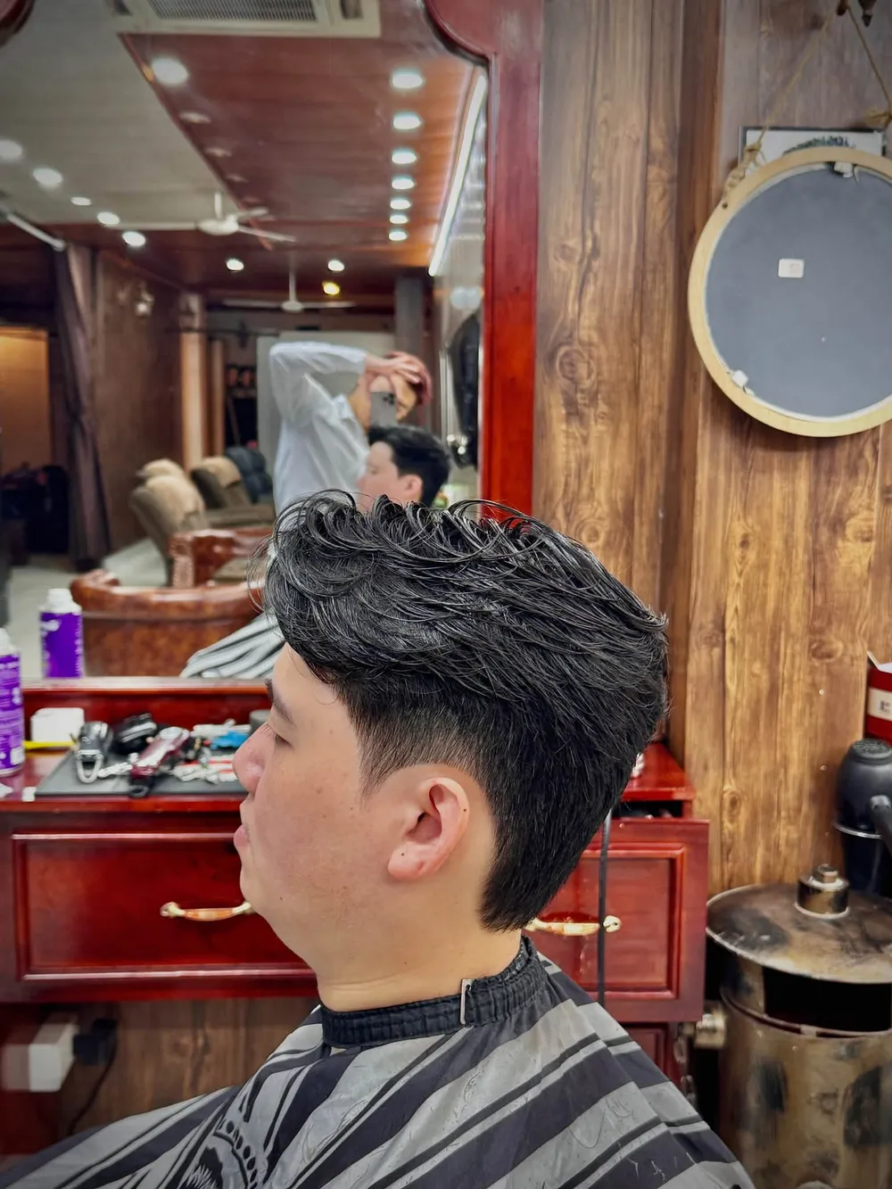 Kiểu tóc mullet nhìn nghiêng, tóc gợn sóng phần trên