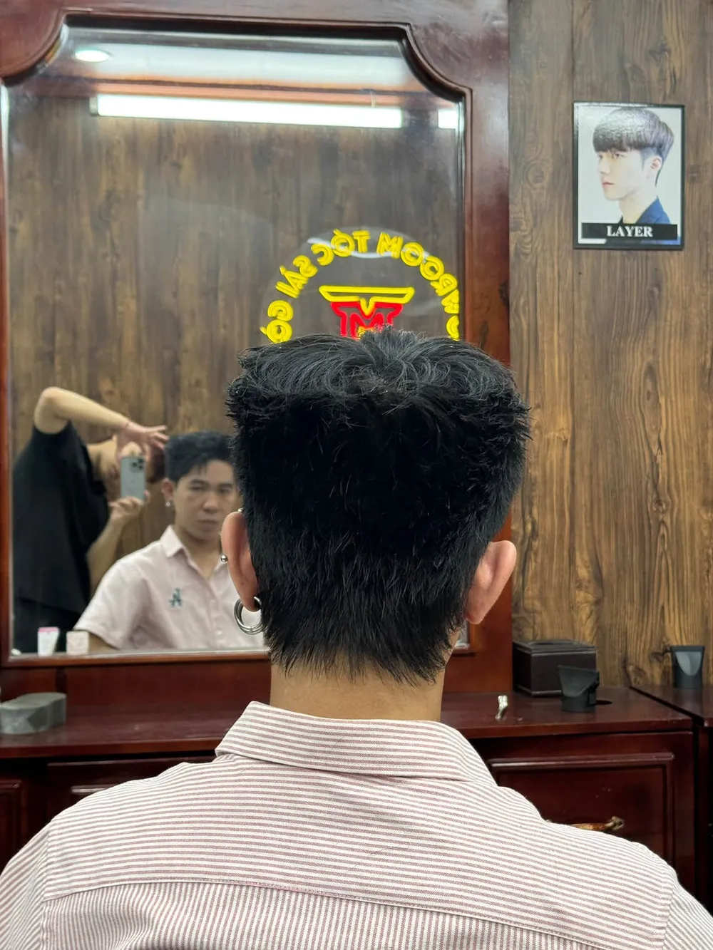 Kiểu tóc nhìn từ phía sau trước gương tại tiệm