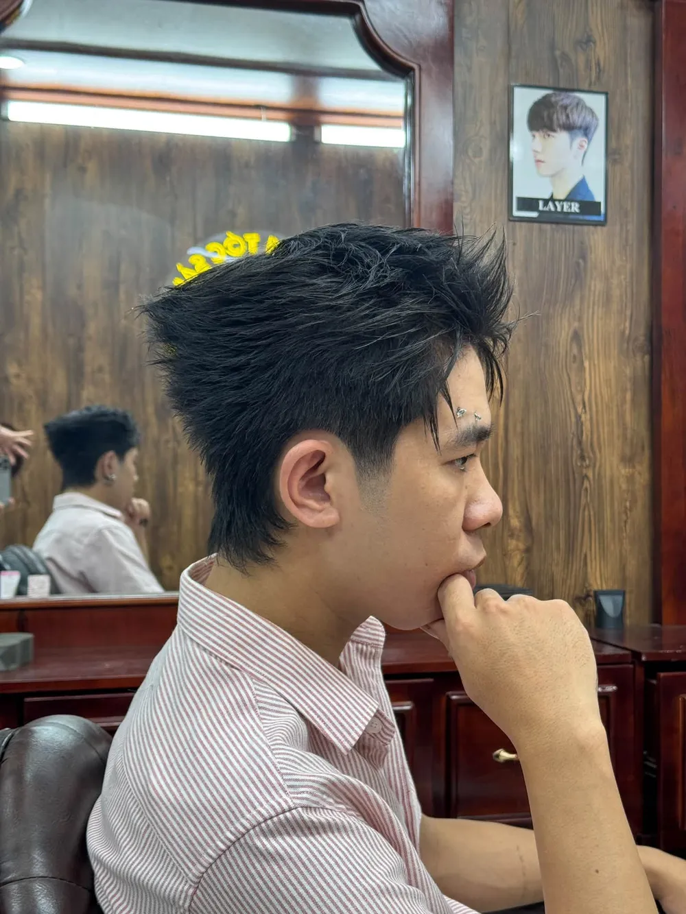 Kiểu tóc nhìn nghiêng, tóc mái dài phía trước