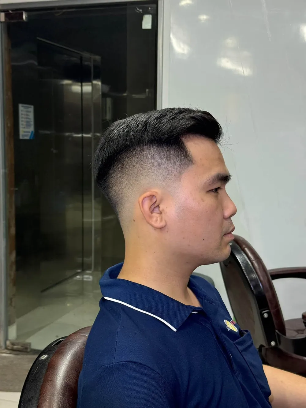 Kiểu tóc undercut nhìn nghiêng, hai bên cắt sát