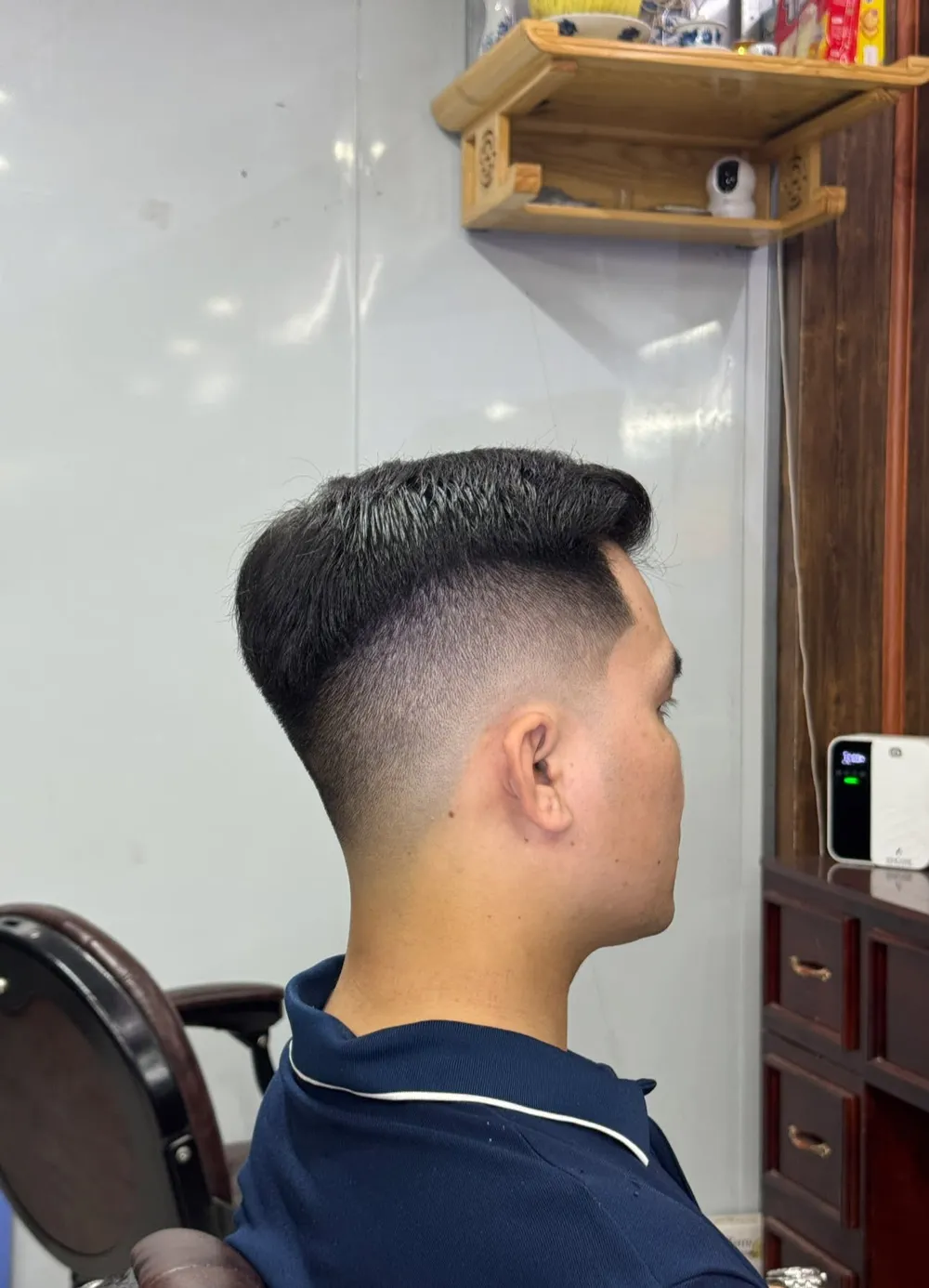 Kiểu tóc undercut nhìn nghiêng từ phía sau